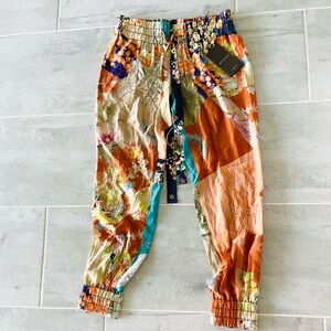 New authentic Gucci, silk pants, made in Italy with side pockets, size 6.
